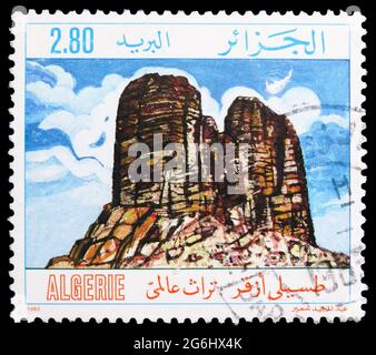 MOSKAU, RUSSLAND - 28. APRIL 2020: Die in Algerien gedruckte Briefmarke zeigt die Tassili-Berge, um 1983 Stockfoto