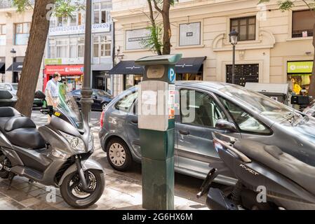 Valencia, Spanien. Juli 2021. Alte ausgediente Parkuhr in den Straßen gesehen. Valencia integriert die neuen Parkuhren und verlängert die Abholzeiten bis 9:00 Uhr, einschließlich der zuvor nicht bezahlten Stunden von 2:00 bis 4:00 Uhr. Kredit: SOPA Images Limited/Alamy Live Nachrichten Stockfoto