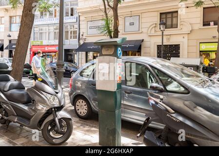 Valencia, Spanien. Juli 2021. Alte ausgediente Parkuhr in den Straßen gesehen. Valencia integriert die neuen Parkuhren und verlängert die Abholzeiten bis 9:00 Uhr, einschließlich der zuvor nicht bezahlten Stunden von 2:00 bis 4:00 Uhr. (Foto: Xisco Navarro/SOPA Images/Sipa USA) Quelle: SIPA USA/Alamy Live News Stockfoto