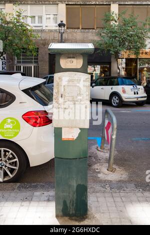 Valencia, Spanien. Juli 2021. Alte ausgediente Parkuhr in den Straßen gesehen. Valencia integriert die neuen Parkuhren und verlängert die Abholzeiten bis 9:00 Uhr, einschließlich der zuvor nicht bezahlten Stunden von 2:00 bis 4:00 Uhr. (Foto: Xisco Navarro/SOPA Images/Sipa USA) Quelle: SIPA USA/Alamy Live News Stockfoto