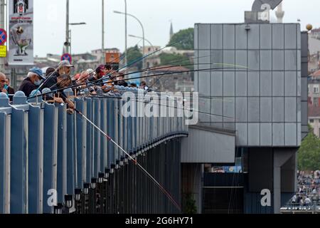 Angler mit halten Fischstraßen auf Galata Brücke in Istanbul , Türkei. Stockfoto