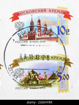 MOSKAU, RUSSLAND - 4. MÄRZ 2020: In Russland gedruckte Briefmarke mit Segezha zeigt Moskau und Nowgorod Kremlins, Serie, um 2009 Stockfoto