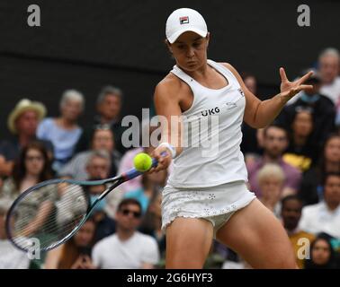 London, Gbr. Juli 2021. London Wimbledon Championships Day 8 06/07/2021 Asleigh Barty (AUS)im Viertelfinale gegen Aija Tomljanovic (AUS) Credit: Roger Parker/Alamy Live News Stockfoto