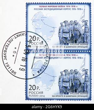 MOSKAU, RUSSLAND - 4. MÄRZ 2020: Zwei in Russland gedruckte Briefmarken mit Briefmarke von Sankt Petersburg zeigen die russische Expeditionary Force in Frankreich, Histo Stockfoto