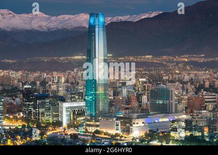 Skyline von Santiago de Chile auf die Füße von der Gebirgskette der Anden und Gebäuden im Stadtteil Providencia. Stockfoto