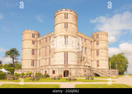 East Lulworth, Großbritannien - 25 2021. Juni: Das historische, mittelalterliche Schloss Lulworth, Dorset, Großbritannien an einem sonnigen Sommertag. Stockfoto