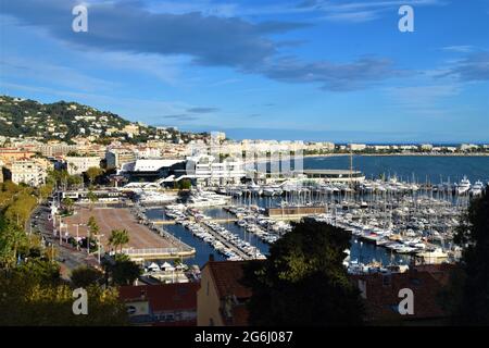 Cannes, Frankreich, 2019. Panoramablick auf den alten Hafen, den Strand und La Croisette. Quelle: Vuk Valcic / Alamy Stockfoto