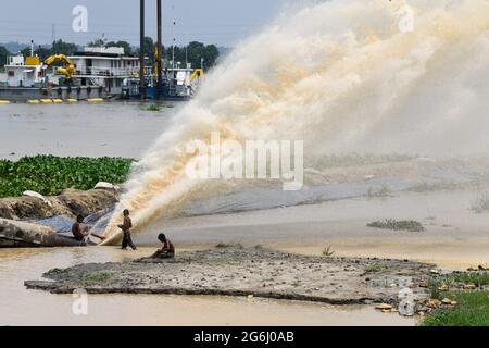 Dhaka, Bangladesch. Juli 2021. Kinder werden beim Spielen am Turag River während einer landesweiten Sperre in Dhaka gesehen. (Foto von Piyas Biswas/SOPA Images/Sipa USA) Quelle: SIPA USA/Alamy Live News Stockfoto