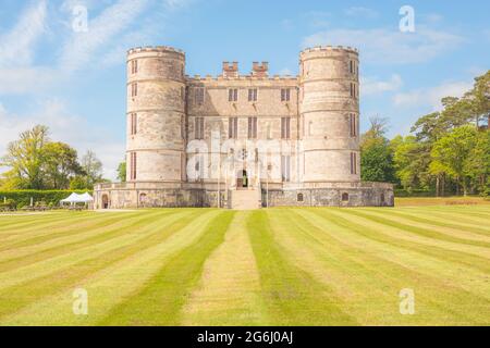 East Lulworth, Großbritannien - 25 2021. Juni: Das historische, mittelalterliche Schloss Lulworth, Dorset, Großbritannien an einem sonnigen Sommertag. Stockfoto