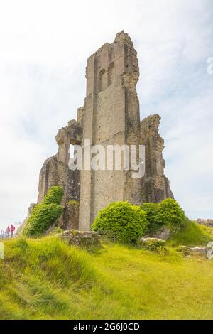 Corfe Castle, Großbritannien - 24 2021. Juni: Mittelalterliche Burgruinen auf dem Hügel von Corfe Castle, Dorset, England an einem Sommertag. Stockfoto