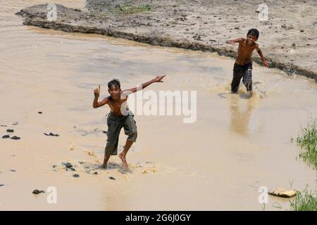 Dhaka, Bangladesch. Juli 2021. Kinder werden beim Spielen am Turag River während einer landesweiten Sperre in Dhaka gesehen. (Foto von Piyas Biswas/SOPA Images/Sipa USA) Quelle: SIPA USA/Alamy Live News Stockfoto