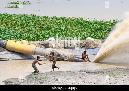 Dhaka, Bangladesch. Juli 2021. Kinder werden beim Spielen am Turag River während einer landesweiten Sperre in Dhaka gesehen. (Foto von Piyas Biswas/SOPA Images/Sipa USA) Quelle: SIPA USA/Alamy Live News Stockfoto