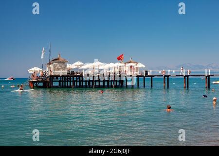 Antalya, Türkei-29. Juni 2021: Menschen, die sich am Dock sonnen, im Meer schwimmen oder im Sommer in Antalya andere Aktivitäten Unternehmen. Stockfoto