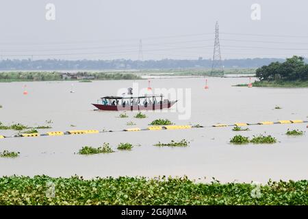 Dhaka, Bangladesch. Juli 2021. Während einer landesweiten Sperre in Dhaka werden Menschen gesehen, wie sie den Turag River mit dem Boot überquerten. (Foto von Piyas Biswas/SOPA Images/Sipa USA) Quelle: SIPA USA/Alamy Live News Stockfoto