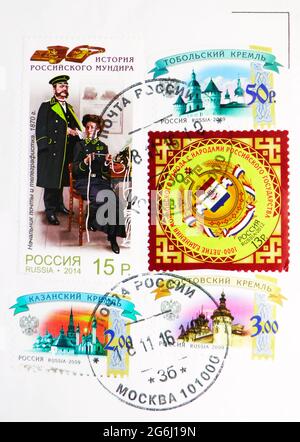 MOSKAU, RUSSLAND - 4. MÄRZ 2020: In Russland gedruckte Briefmarke mit Briefmarke von Moskau zeigt Postmaster und Telegraphist (1870), Tobolsk, Kasan, Rostov Stockfoto