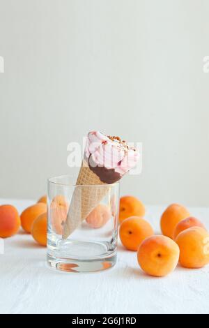 Eis mit Aprikose. Eiscreme am Glas mit Aprikosen Stockfoto