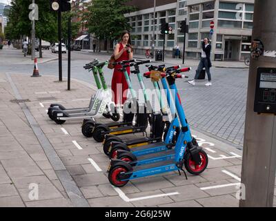 Waterloo London. Lime, Dott und Tier erhalten von tfl Transport eine Ausschreibung für London und London Councils, um elektrische E-Scooter in London zu mieten Stockfoto