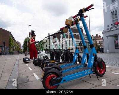 Waterloo London. Lime, Dott und Tier erhalten von tfl Transport eine Ausschreibung für London und London Councils, um elektrische E-Scooter in London zu mieten Stockfoto