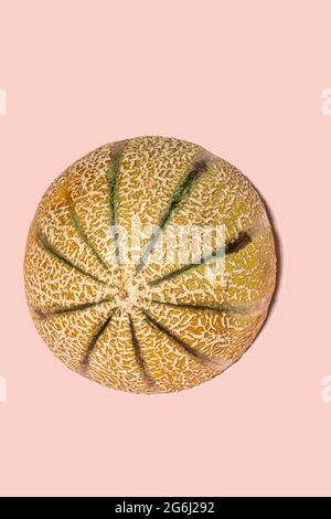 Cantaloupe auf rosa Hintergrund. Stockfoto