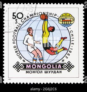 MOSKAU, RUSSLAND - 21. MÄRZ 2020: Die in der Mongolei gedruckte Briefmarke zeigt Chile, 1962, WM-Fußballserie, um 1982 Stockfoto