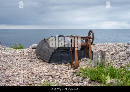 Ein altes Holzboot an der Küste. Bild von der Ostsee. Blauer Himmel und Meer im Hintergrund. Stockfoto
