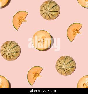 Nahtloses Muster aus geschnittenen und ganzen Cantaloupes. Glänzend und frisch vom Markt. Stockfoto