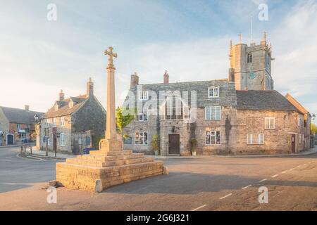 Malerisches, historisches mittelalterliches Dorf von Corfe Castle, Dorset, England mit goldener Stunde Sonnenuntergang oder Sonnenaufgang Sommerlicht. Stockfoto