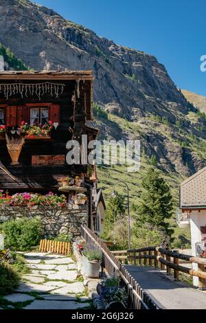 Wunderschönes, malerisches Holzhotel mit Alpen-Moutains im Hintergrund - Zermatt, Schweiz Stockfoto