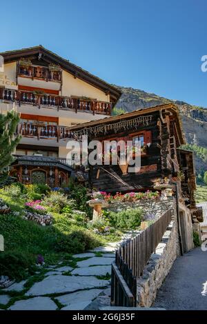 Wunderschönes, malerisches Holzhotel mit Alpen-Moutains im Hintergrund - Zermatt, Schweiz Stockfoto