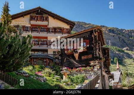 Wunderschönes, malerisches Holzhotel mit Alpen-Moutains im Hintergrund - Zermatt, Schweiz Stockfoto