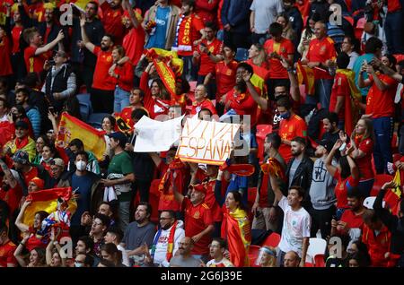 London, England, 6. Juli 2021. Spanische Fans versammeln sich in Zahlen, um das Spiel der UEFA Euro 2020 im Wembley Stadium in London zu verfolgen. Bildnachweis sollte lauten: David Klein / Sportimage Stockfoto