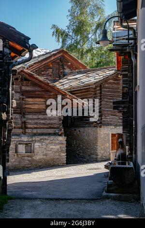 Alte Dorfhäuser in einem Alptal rund um Zermatt in der Schweiz; Holzhirtenhäuser, Berge, ländlich, traditionell Stockfoto