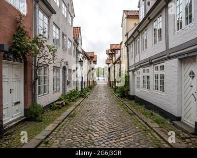 Bunte Fachwerkhäuser in einer Reihe entlang der Oluf-Samson-Straße in der Altstadt von Flensburg, Deutschland in Europa Stockfoto