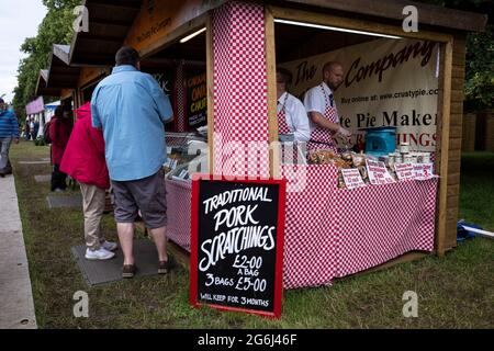 London, Großbritannien. 6. Juli 2021. Traditionelle Schweinekratzer locken Besucher an, während das neu terminierte RHS Hampton Court Palace Garden Festival für die Öffentlichkeit geöffnet wird. Die größte Blumenschau der Welt wurde 2020 aufgrund der anhaltenden Coronavirus-Pandemie abgesagt und umfasst Gärten von inspirierenden Designern, Promi-Talks, Demonstrationen und Workshops. Besucher der Show müssen die Covid-19-Protokolle beachten. Kredit: Stephen Chung / Alamy Live Nachrichten Stockfoto