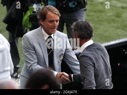 Italien-Manager Roberto Mancini (links) begrüßt den spanischen Manager Luis Enrique vor dem UEFA-Halbfinale der Euro 2020 im Wembley-Stadion in London. Bilddatum: Dienstag, 6. Juli 2021. Stockfoto