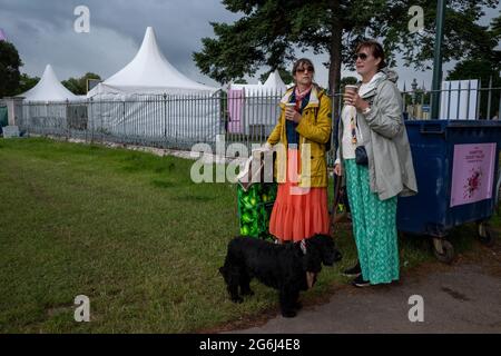 London, Großbritannien. 6. Juli 2021. Menschen mit ihren Einkäufen, während das neu terminierte RHS Hampton Court Palace Garden Festival für die Öffentlichkeit geöffnet wird. Die größte Blumenschau der Welt wurde 2020 aufgrund der anhaltenden Coronavirus-Pandemie abgesagt und umfasst Gärten von inspirierenden Designern, Promi-Talks, Demonstrationen und Workshops. Besucher der Show müssen die Covid-19-Protokolle beachten. Kredit: Stephen Chung / Alamy Live Nachrichten Stockfoto