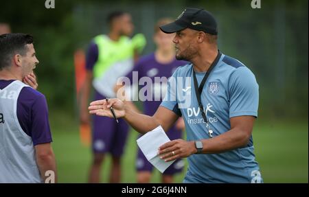 Anderlechts Cheftrainer Vincent Kompany zeigt sich während einer Trainingseinheit des RSC Anderlecht während ihrer Etappe in Alkmaar, Niederlande, Dienstag 0 Stockfoto