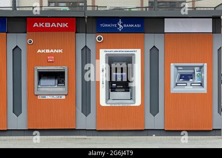 Akbank, Isbank Bankautomaten in Karakoy, Istanbul - Türkei. Stockfoto