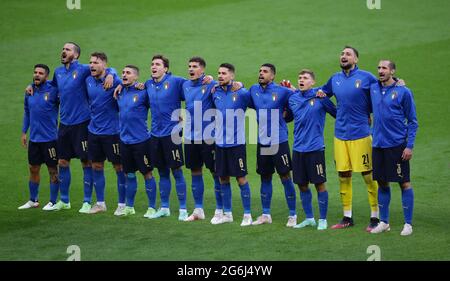 London, England, 6. Juli 2021. Die italienische Mannschaft singt ihre Nationalmannschaft, von links Lorenzo Insigne, Leonardo Bonucci, Gaetano Castrovilli, Marco Verratti, Federico Chiesa, Giovanni Di Lorenzo, Jorginfo, Emerson, Nicolo Barella, Gianluigi Donnarumma und Giorgio Chiellini aus Italien während des UEFA-EM-2020-Spiels im Londoner Wembley-Stadion. Bildnachweis sollte lauten: David Klein / Sportimage Stockfoto