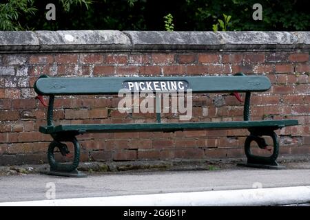 Bahnhofssitz in North Yorkshire Moors Railway , Pickering, North Yorkshire. Stockfoto
