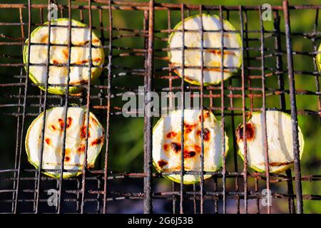 Keto Diät Gemüse über Holzkohle gekocht, gebackene Zucchini Stockfoto