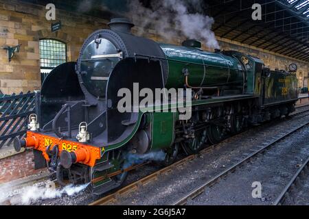 Dampflok 825 fährt in Pickering Station, North Yorkshire Moors Railway, Pickering, eine beliebte Besucherattraktion Stockfoto