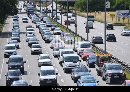 München, Deutschland. Juli 2021. Verstopfte Hauptstraße, Stau, Stop and Go, Mittelring, starker Verkehr auf dem Mittelring in München am 6. Juli 2021 Quelle: dpa/Alamy Live News Stockfoto
