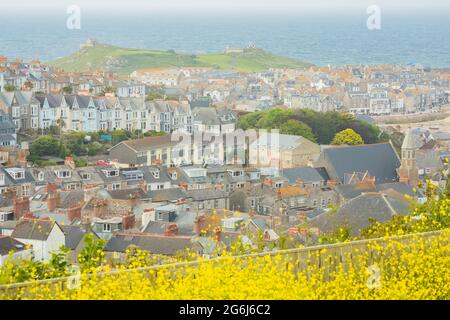 Malerischer Blick von der Dachterrasse auf die malerische und charmante kornische Hafenstadt St. Ives am Meer an der Atlantikküste von Cornwall, England, Großbritannien. Stockfoto