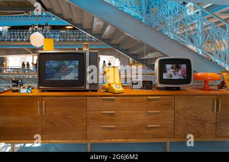 Paris, Frankreich - 07 02 2021: Kaufhaus La Samaritaine. Innenansicht des Gebäudes Stockfoto