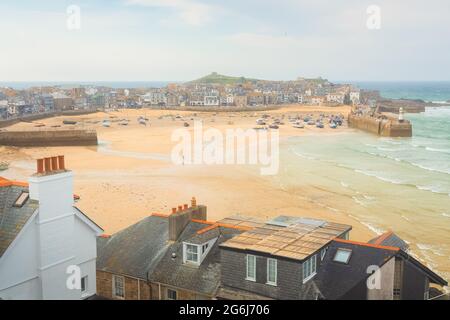 Malerischer Blick auf den Hafen von Malakoff auf die malerische und charmante kornische Hafenstadt St. Ives bei Ebbe an der Atlantikküste von Cornwall, E Stockfoto