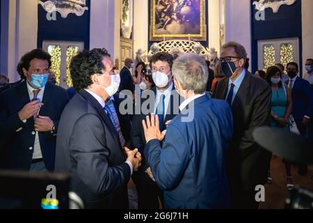 Napoli, Italien. Juli 2021. Minister Dario Franceschini (C) bei der Einweihung der Kirche San Gennaro gesehen.Italiens Kulturminister Dario Franceschini nimmt an der Einweihung der Kirche San Gennaro im Wald von Capodimonte (Real Bosco di Capodimonte) Teil, einem öffentlichen Park in Neapel. Die Kirche wurde vom Architekten Santiago Calatrava, der zusammen mit dem Regionalgouverneur Vincenzo De Luca an der Veranstaltung teilnahm, neu dekoriert. Kredit: SOPA Images Limited/Alamy Live Nachrichten Stockfoto