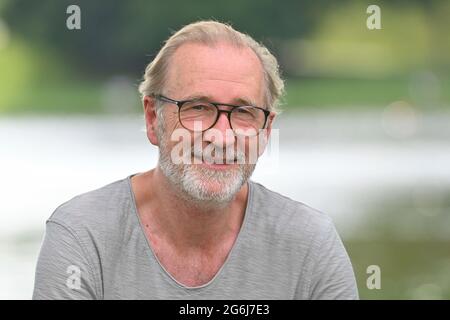 München, Deutschland. Juli 2021. Peter Lohmeyer (Schauspieler), Einzelbild, Einzelmotiv beschnitten, Porträt, Porträt, Hochformat. Filmpremiere „endlich Witwer-forever Young“ bei den Münchner Filmfestspielen am 6. Juli 2021. Kredit: dpa/Alamy Live Nachrichten Stockfoto