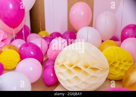 Rosa und weiße Ballone in der Empfangshalle.Ballons gefüllt mit Helium, weiß und Gold Farben, gebunden mit goldenen Bändern.Flying Kugeln, als ein wesentlicher Stockfoto