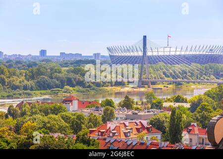 Warschau, Polen - 24. Juni 2019: Stadtbild mit polnischer Hauptstadt und Fluss Stockfoto